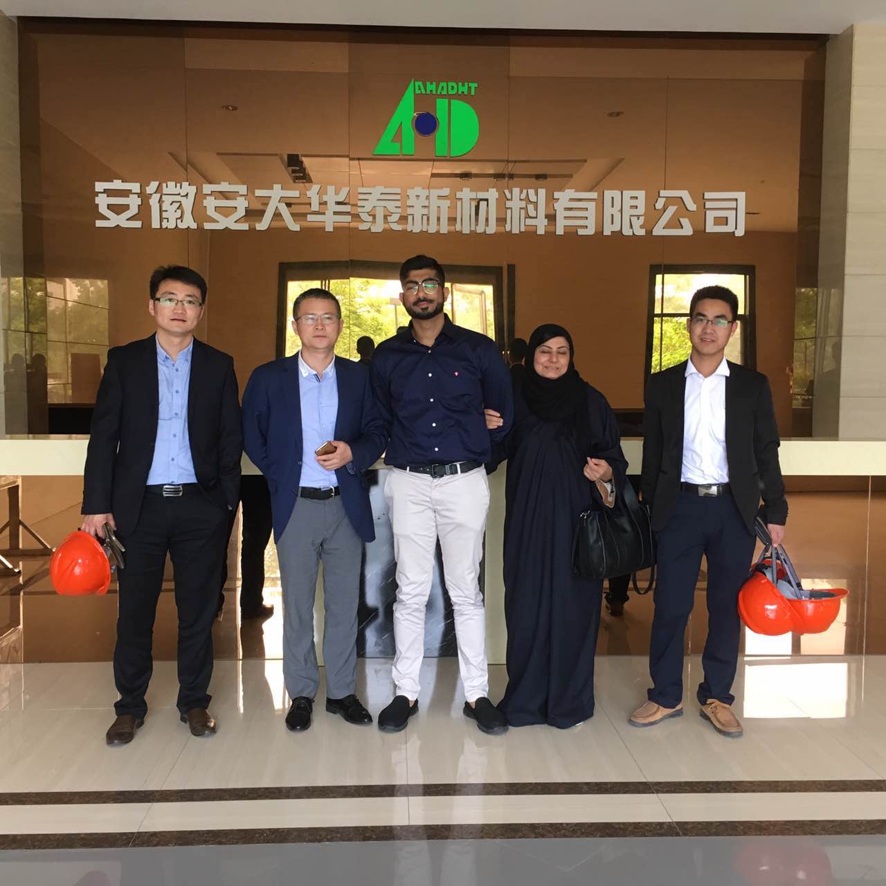 外國友人到訪安徽安大華泰新材料有相似 外國友人到訪安徽安大華泰新材料有相似