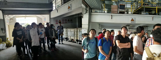 為了讓學生更清楚的了解水性聚氨酯的合成工藝，許教授和公司技術工程師何紀慧帶領學生們到生產車間詳細了解水性聚氨酯生產工藝。