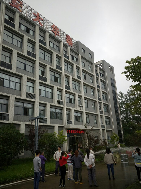 安大華泰應(yīng)急小組演示消防水閥的使用