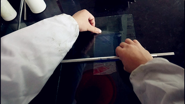 絲棒在PET膜上刮一層水性聚氨酯樹脂 絲棒在PET膜上刮一層水性聚氨酯樹脂