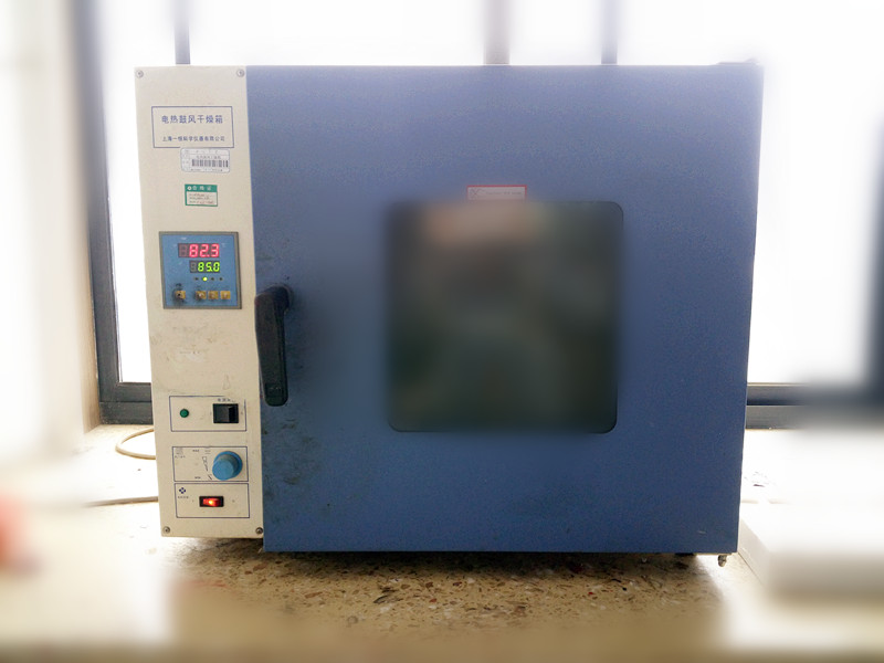 涂有水性聚氨酯樹脂的PET放于烘箱