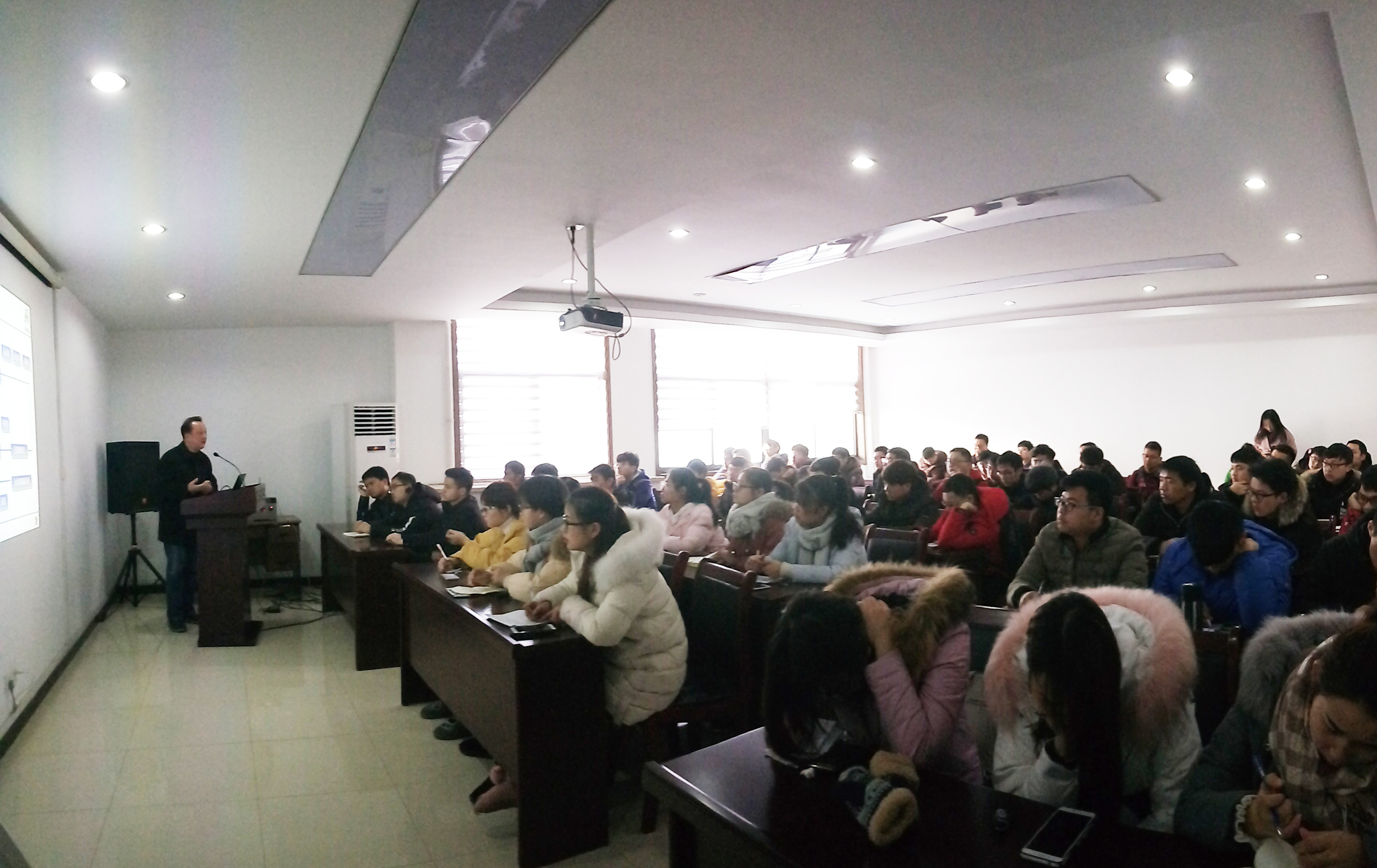 許戈文教授為學(xué)生講解安大華泰發(fā)展史以及水性聚氨酯合成理論。