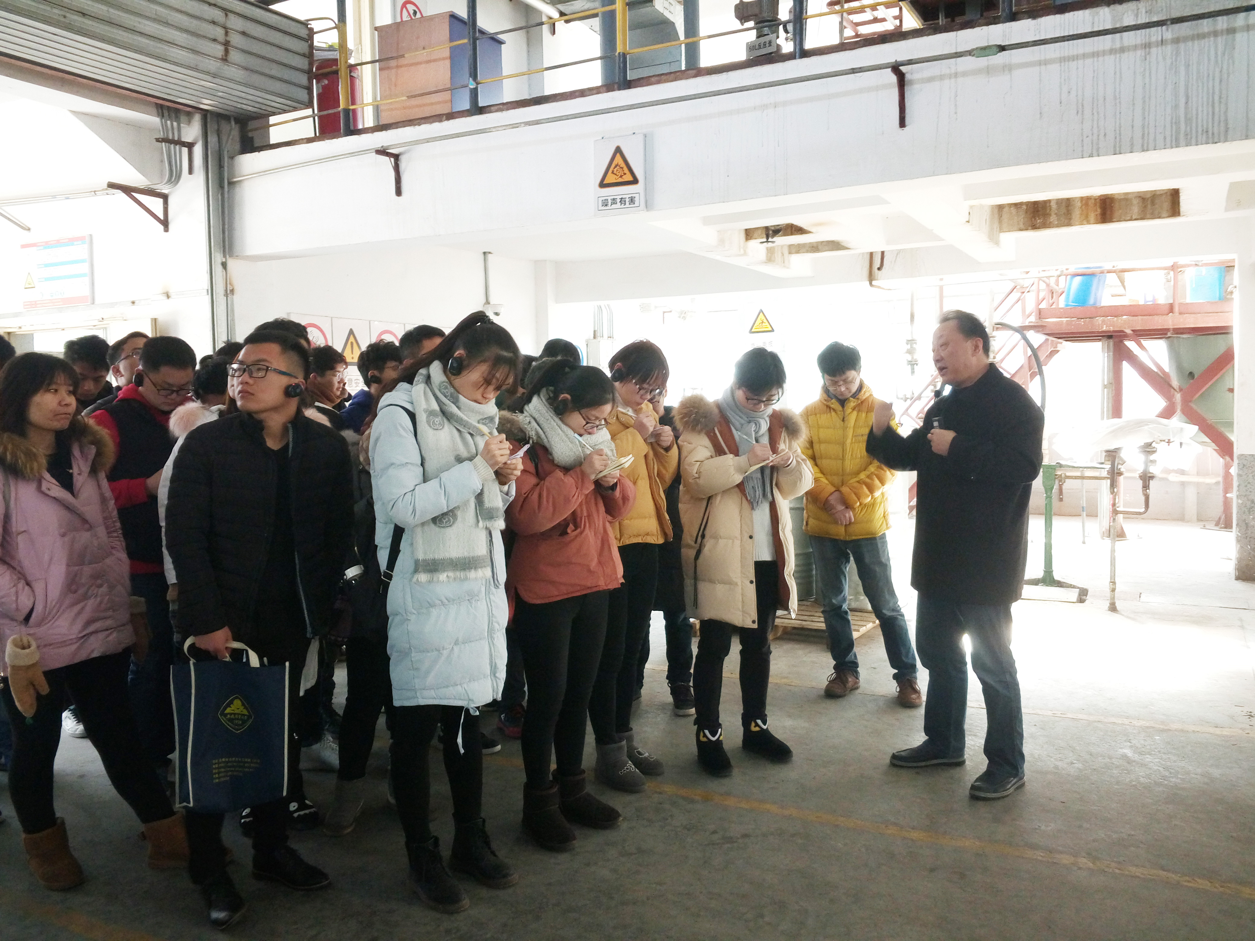 許戈文教授在生產(chǎn)車間為學(xué)生講解水性聚氨酯合成流程