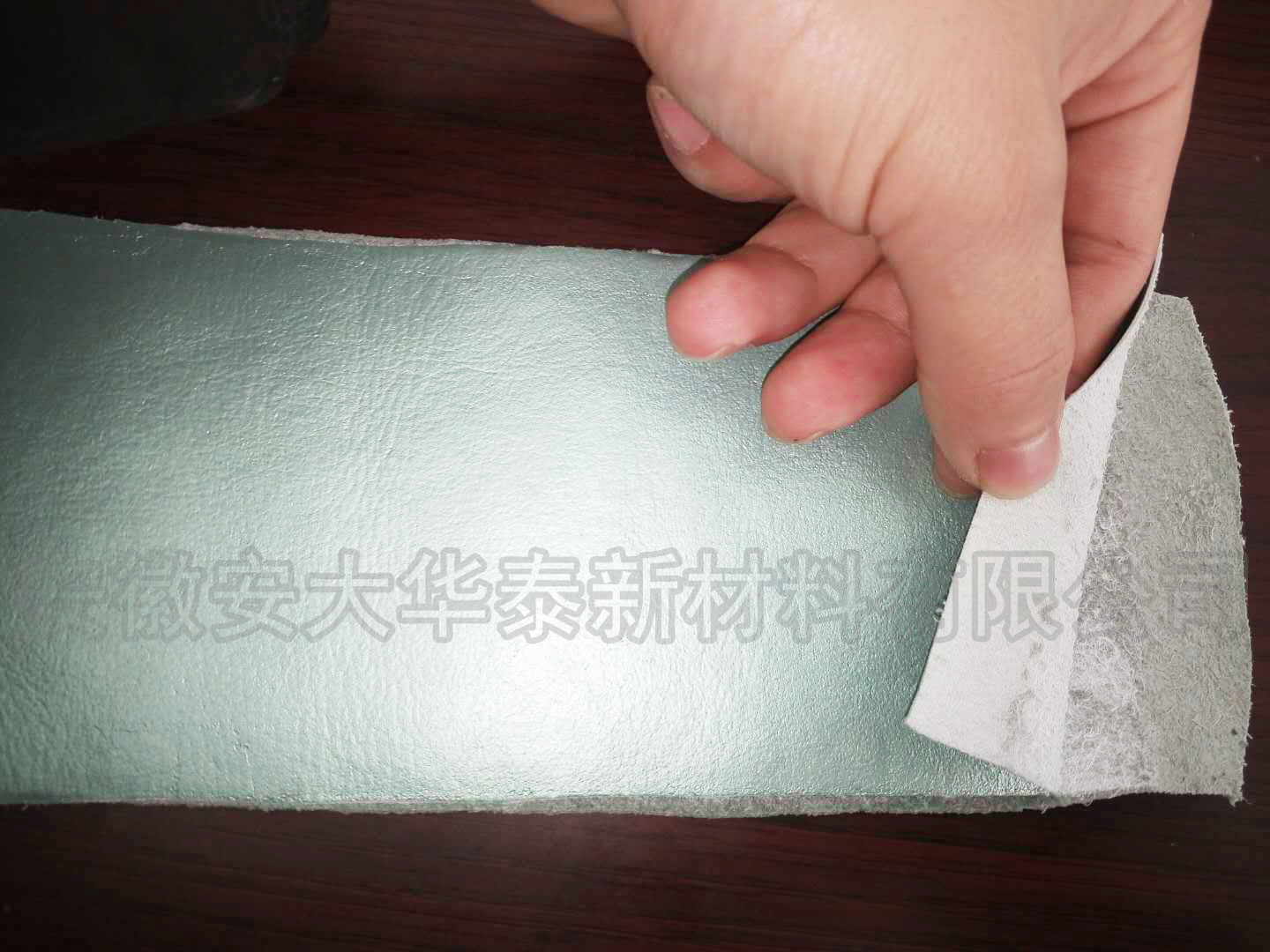 皮革復(fù)合，水性PU樹脂應(yīng)用于皮革復(fù)合。