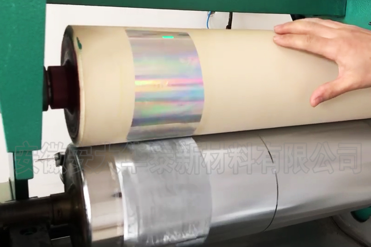 水性聚氨酯膠粘劑通過膠輥涂覆在鍍鋁膜鋁面