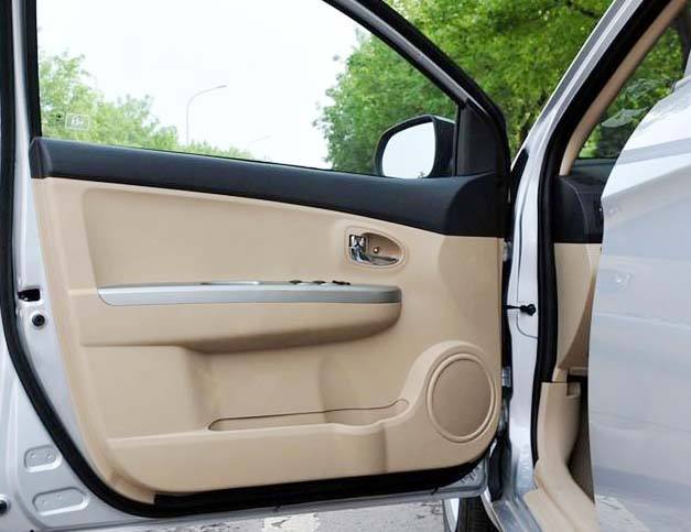 汽車門內(nèi)飾板